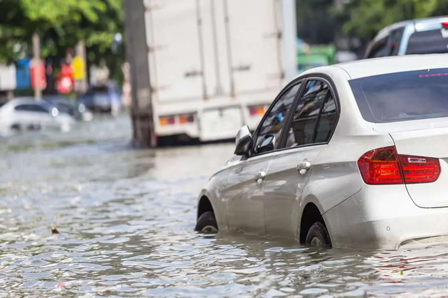 Tips Aman Berkendara Menerobos Banjir untuk Pengguna Mobil Matic 4 Berkendara Menerobos Banjir untuk Pengguna Mobil Matic