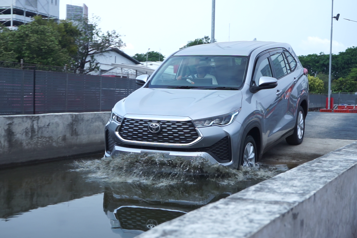 Tips Aman Berkendara Menerobos Banjir untuk Pengguna Mobil Matic 3 Berkendara Menerobos Banjir untuk Pengguna Mobil Matic