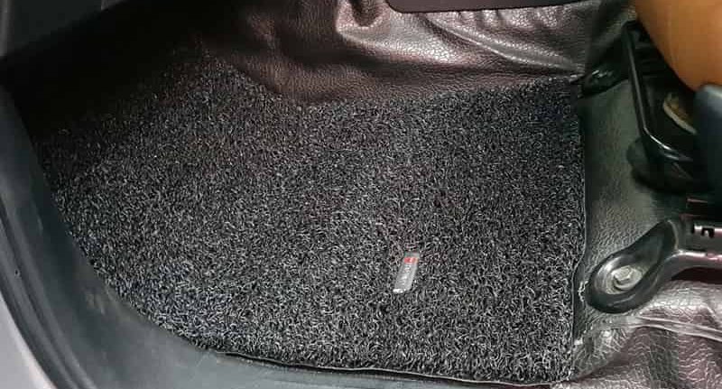 Cara Mengatasi Bau Apek di Karpet Dasar Mobil Saat Musim Hujan agar Kabin Tetap Segar 4 Cara Mengatasi Bau Apek di Karpet Dasar Mobil