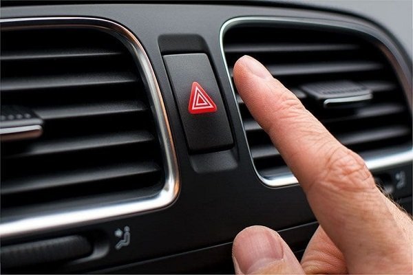 Cara Menggunakan Lampu Hazard Mobil yang Benar 25 Cara Menggunakan Lampu Hazard Mobil yang Benar