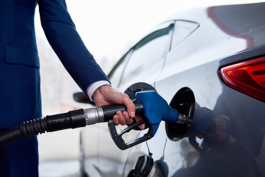 Cara Nyetir Mobil Biar Irit Bensin