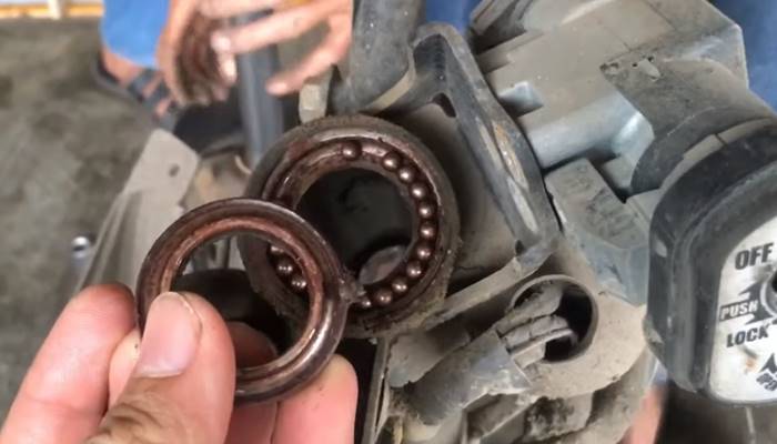 Penyebab dan Ciri-ciri Komstir Rusak yang Sering Diabaikan Pengendara Motor 5 Penyebab dan Ciri-ciri Komstir Rusak