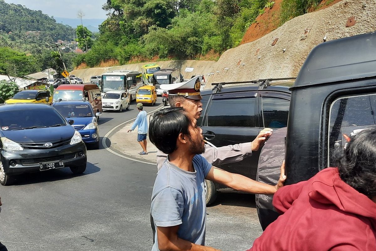 Cara Mengatasi Mobil yang Tidak Kuat Naik di Jalan Tanjakan 4 Cara Mengatasi Mobil yang Tidak Kuat Naik di Jalan Tanjakan