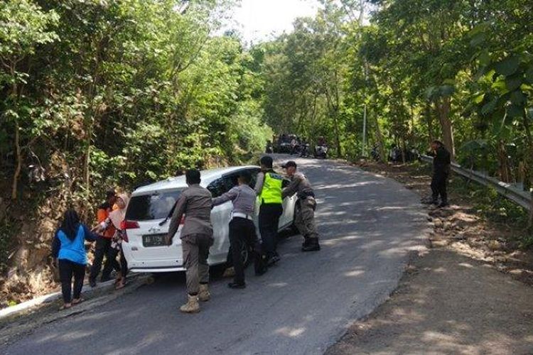 Cara Mengatasi Mobil yang Tidak Kuat Naik di Jalan Tanjakan 5 Cara Mengatasi Mobil yang Tidak Kuat Naik di Jalan Tanjakan