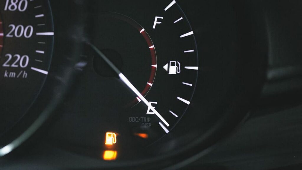 Cara Mengetahui Bensin Mobil Berkurang