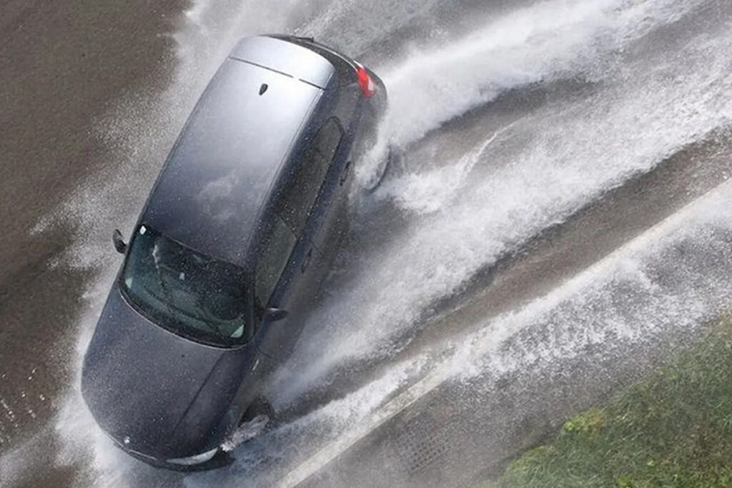 Cara Menghindari Aquaplaning Saat Mengemudi