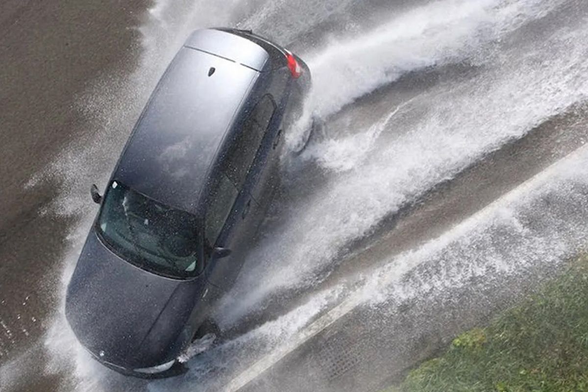Cara Menghindari Aquaplaning Saat Mengemudi di Jalan Basah 3 Cara Menghindari Aquaplaning Saat Mengemudi