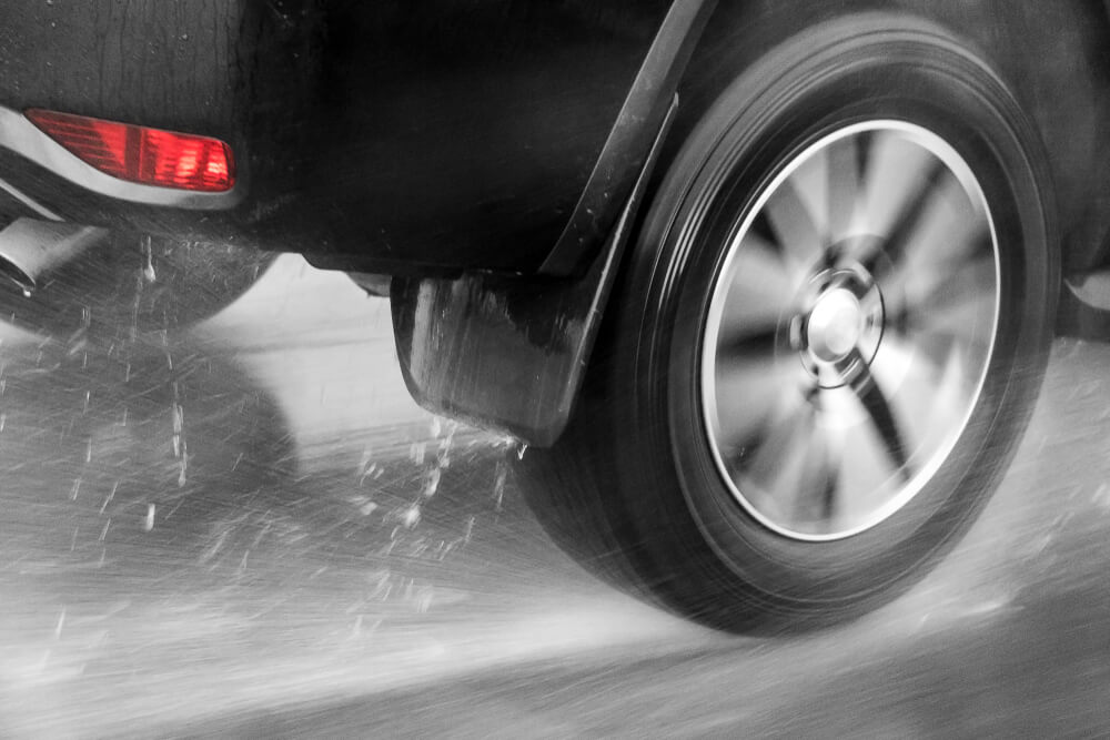 Cara Menghindari Aquaplaning Saat Mengemudi di Jalan Basah 4 Cara Menghindari Aquaplaning Saat Mengemudi