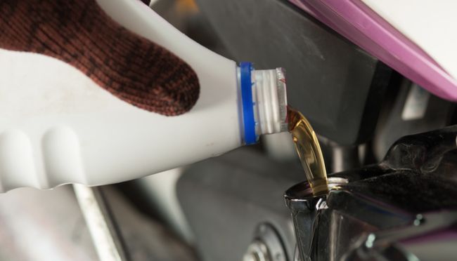 Tips Memilih Oli Mesin Terbaik untuk Motor Matic agar Mesin Awet 4 Tips Memilih Oli Mesin Terbaik untuk Motor Matic