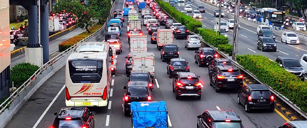 Tips Menghemat Bahan Bakar Mobil Saat Melewati Kemacetan Total