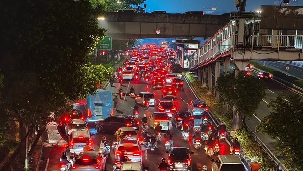 Tips Menghemat Bahan Bakar Mobil Saat Melewati Kemacetan Total 5 Tips Menghemat Bahan Bakar Mobil Saat Melewati Kemacetan Total