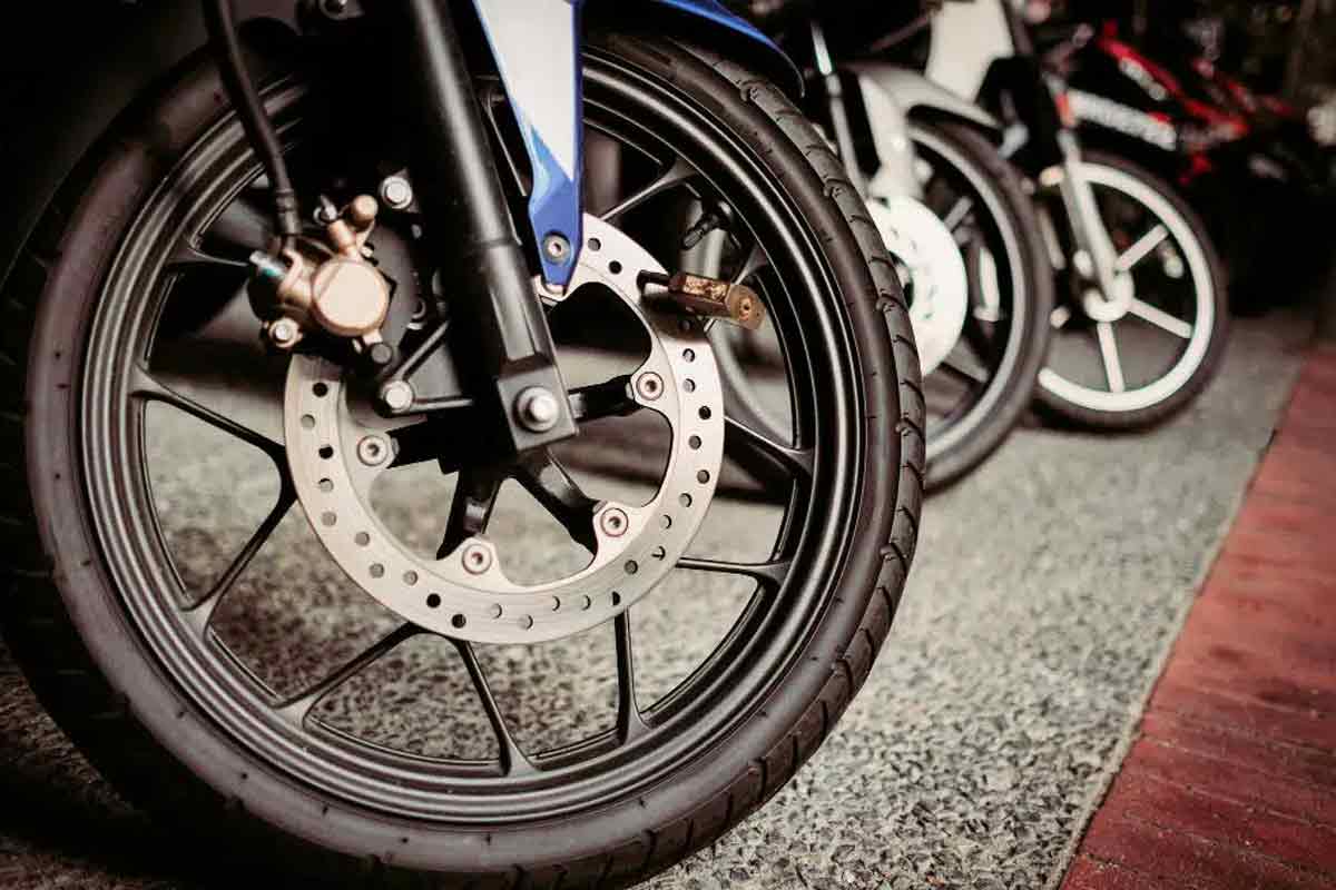 Tips Memilih Ban Motor yang Tidak Licin Saat Hujan