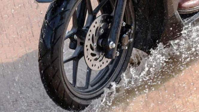 Tips Memilih Ban Motor yang Tidak Licin Saat Hujan