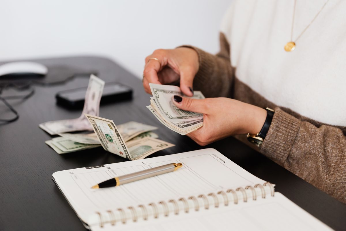Tips Mengelola Keuangan Bisnis Agar Tidak Campur dengan Uang Pribadi 4 Tips Mengelola Keuangan Bisnis Agar Tidak Campur