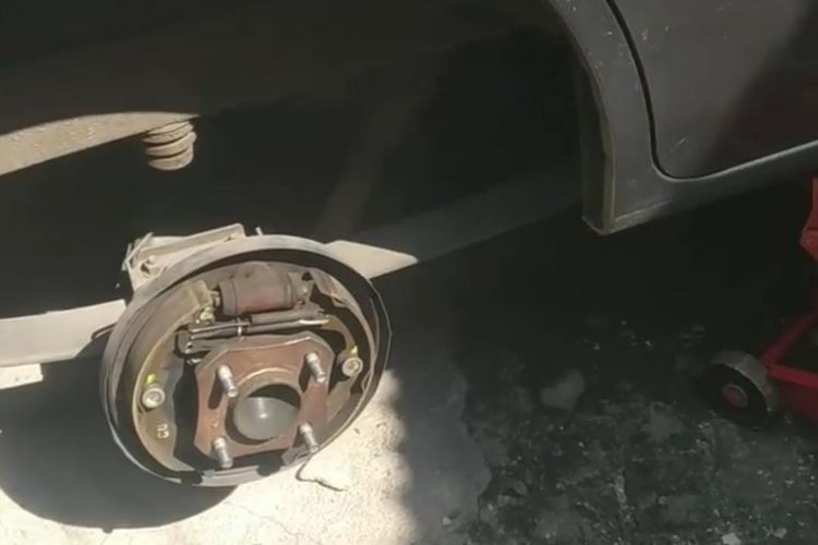 Cara Mengatasi Rem Mobil Terkunci Saat Parkir
