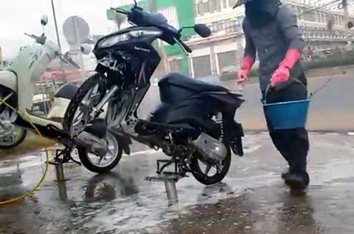 Dampak Buruk Membiarkan Motor Terkena Hujan Terlalu Lama