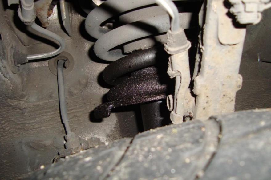 Penyebab Shockbreaker Mobil Bocor dan Cara Mendeteksinya