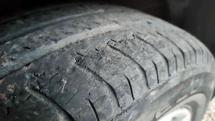 Tanda Ban Mobil Perlu Diganti